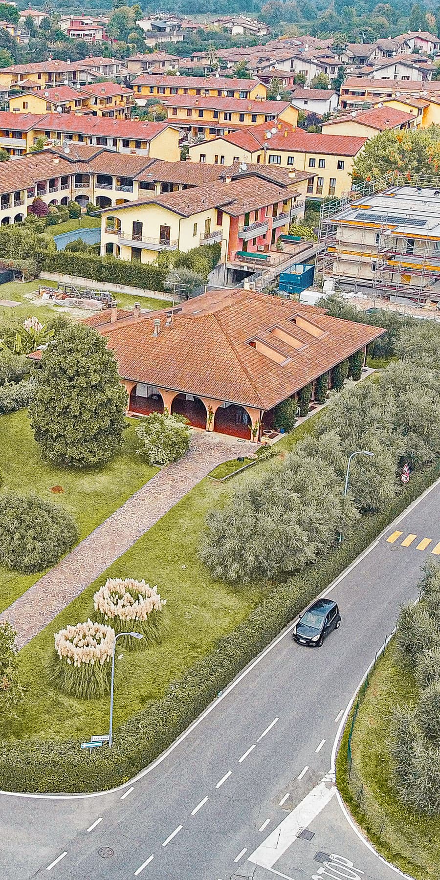 Villa spaziosa a Moniga del Garda, ampi spazi e privacy