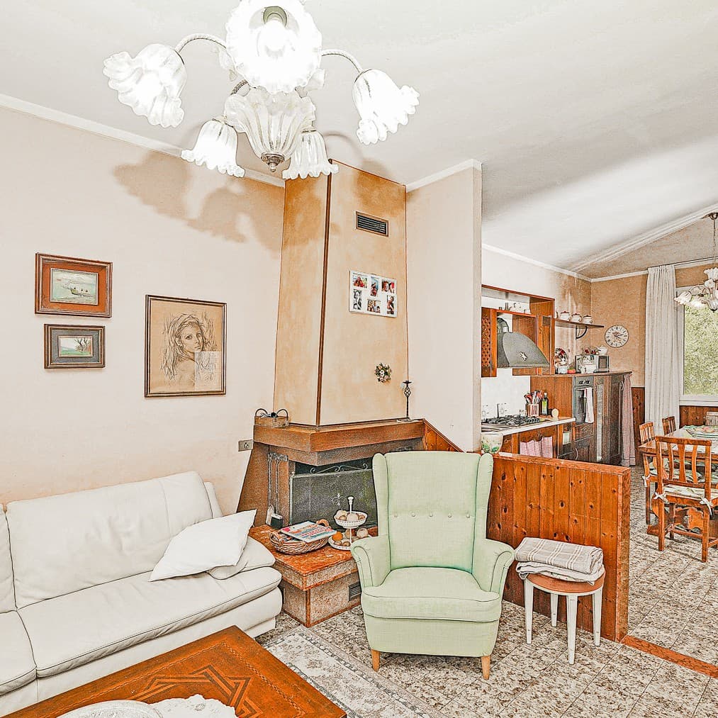 Villa spaziosa a Moniga del Garda, ampi spazi e privacy