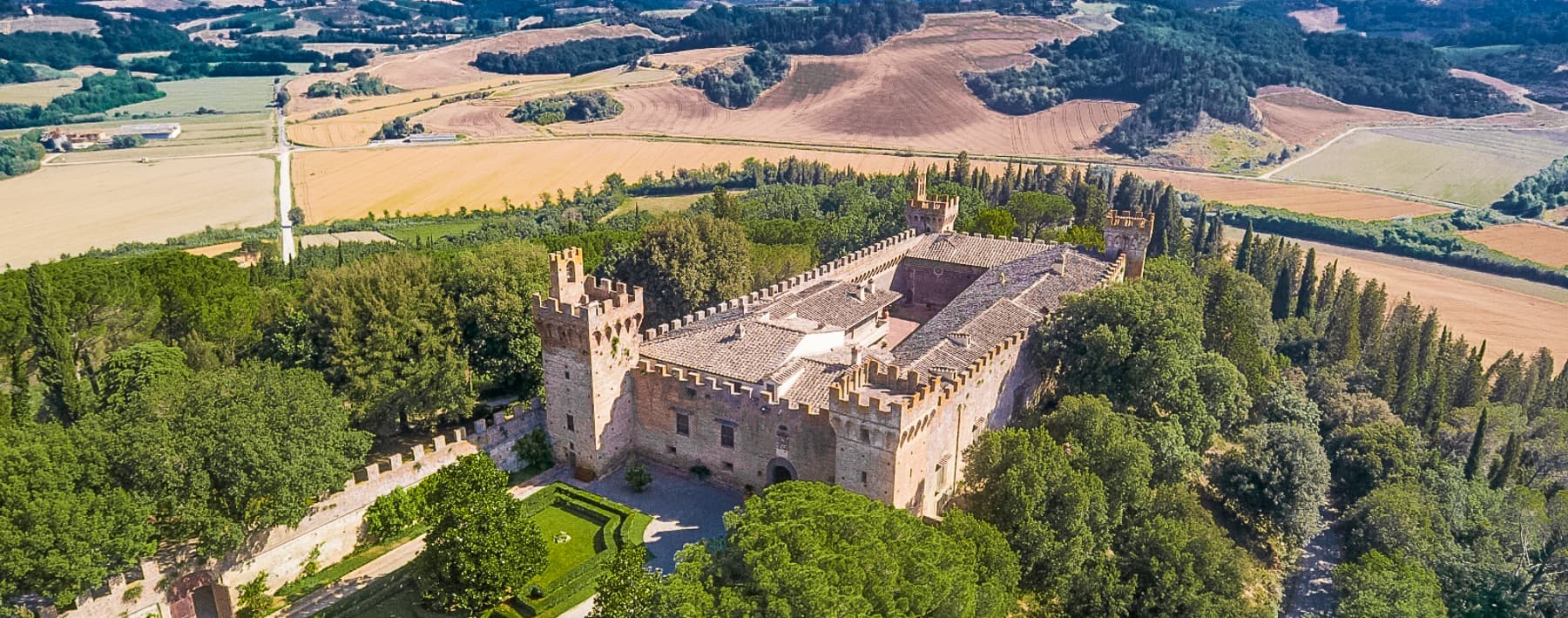 Castello storico con vigneti a Castelfiorentino, Toscana