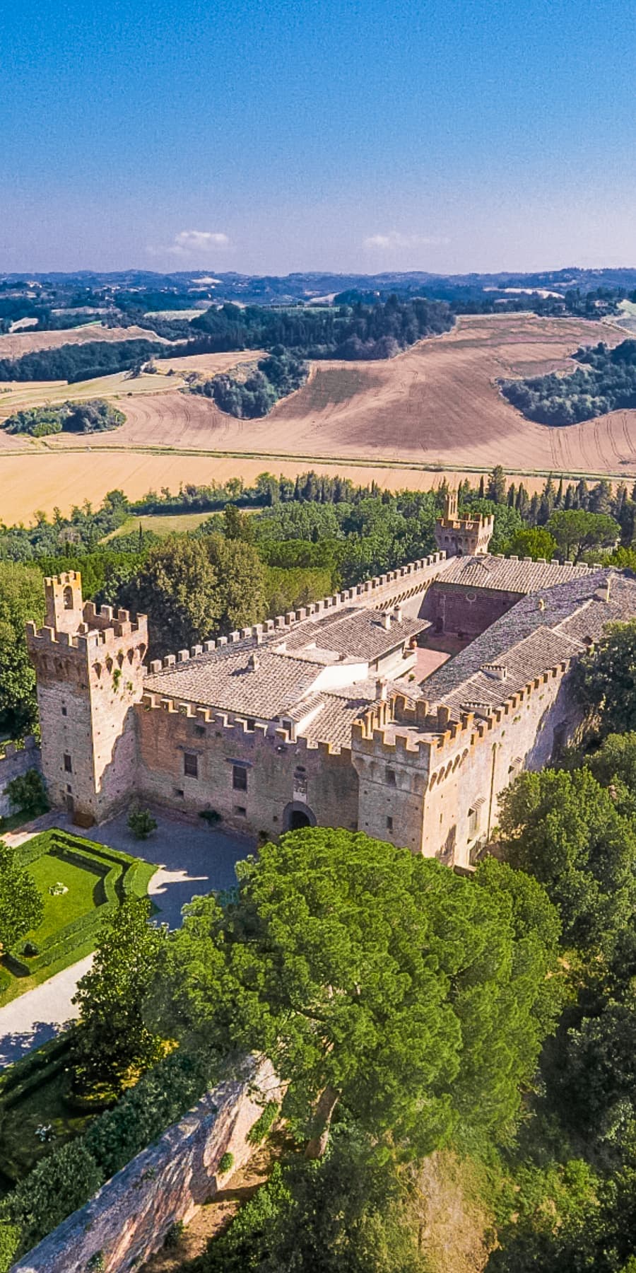 Castello storico con vigneti a Castelfiorentino, Toscana